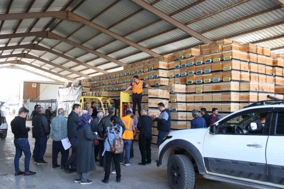 BÜYÜKŞEHİRDEN ÜRETİCİYE ARI KOVANI DESTEĞİ