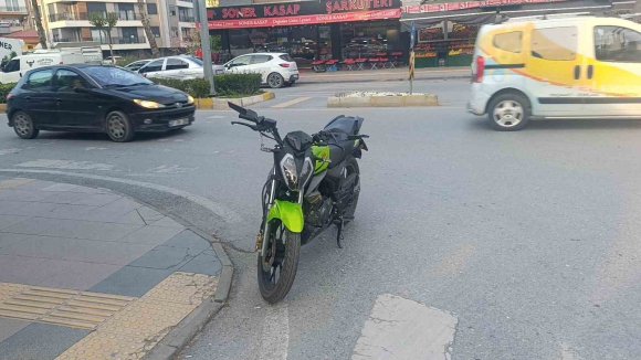MANAVGAT’TA MOTOSİKLET İLE MİNİBÜS ÇARPIŞTI: 1 YARALI