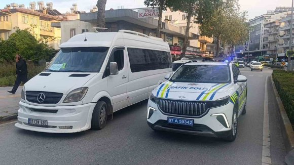 MANAVGAT’TA MOTOSİKLET İLE MİNİBÜS ÇARPIŞTI: 1 YARALI