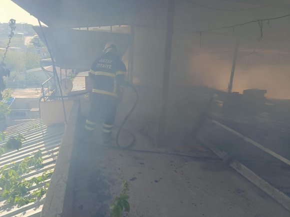 KIRIKHAN’DA EVİN TERASI ALEVLERE TESLİM OLDU