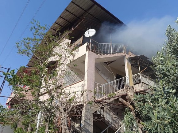 KIRIKHAN’DA EVİN TERASI ALEVLERE TESLİM OLDU