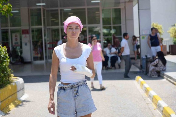 EŞİNİ SOKAK ORTASINDA SOPAYLA DARBETTİĞİ İDDİA EDİLEN SANIĞA 19 YIL HAPİS