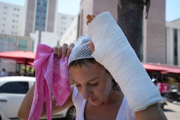 EŞİNİ SOKAK ORTASINDA SOPAYLA DARBETTİĞİ İDDİA EDİLEN SANIĞA 19 YIL HAPİS