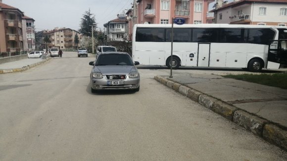 ISPARTA’DA OTOMOBİL İLE TUR OTOBÜSÜ ÇARPIŞTI: 1 YARALI