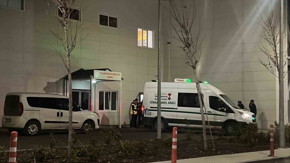 TARTIŞTIĞINI EŞİNİ BAŞINDAN SİLAHLA VURUP ÖLDÜRDÜ