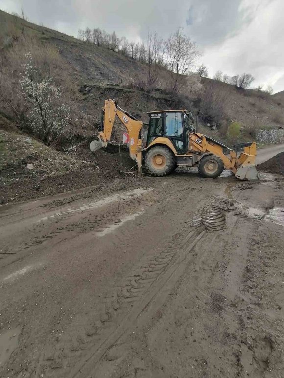 ONİKİŞUBAT BELEDİYESİ’NDEN 11 KIRSAL MAHALLEDE ULAŞIM YATIRIMI SEFERBERLİĞİ