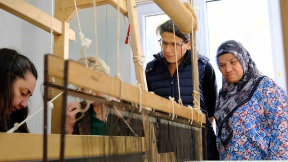 ANTAKYA BELEDİYESİ’NİN AÇTIĞI İPEK EL DOKUMACILIĞI KURSU İLGİ GÖRÜYOR