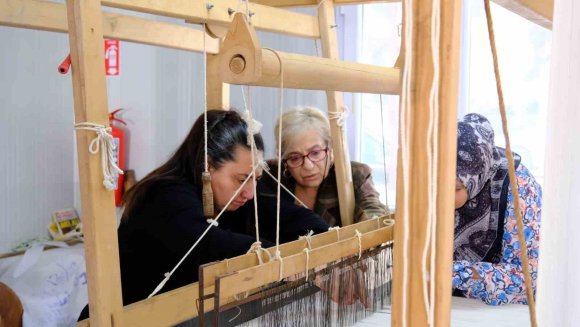 ANTAKYA BELEDİYESİ’NİN AÇTIĞI İPEK EL DOKUMACILIĞI KURSU İLGİ GÖRÜYOR