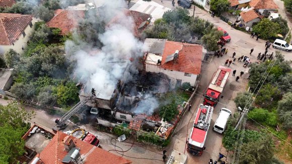 İKİ KATLI GECEKONDUDA ÇIKAN YANGIN BİTİŞİĞİNDEKİ EVE SIÇRADI