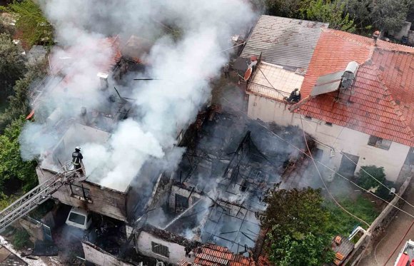 İKİ KATLI GECEKONDUDA ÇIKAN YANGIN BİTİŞİĞİNDEKİ EVE SIÇRADI