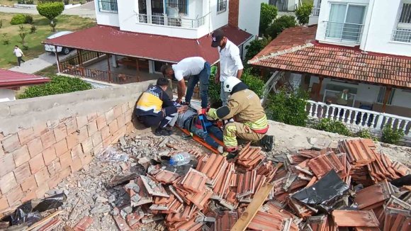 ÇATI TADİLATINDA ÜZERİNE SU DEPOSU DEVRİLEN İŞÇİ YARALANDI