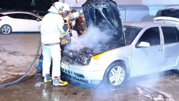 DÖRTYOL’DA OTOMOBİLİN MOTORU ALEVLERE TESLİM OLDU