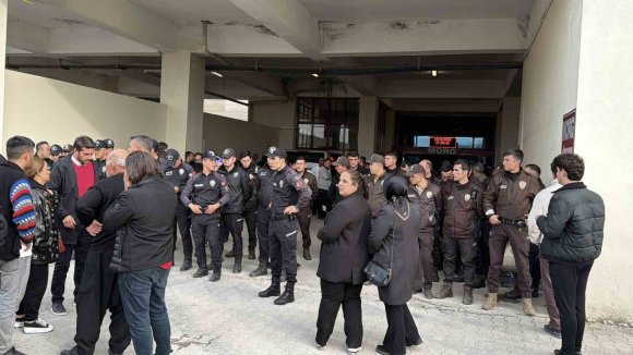 KAHRAMANMARAŞ’TA SALDIRIDA HAYATINI KAYBEDENLERİN CENAZESİ İÇİN BEKLEYİŞ DEVAM EDİYOR