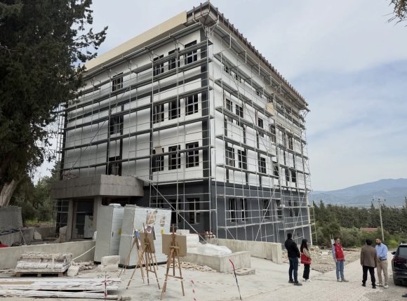 ARSUZ’DA SOSYAL HİZMET MERKEZİ BİNASINDA ÇALIŞMALAR SÜRÜYOR