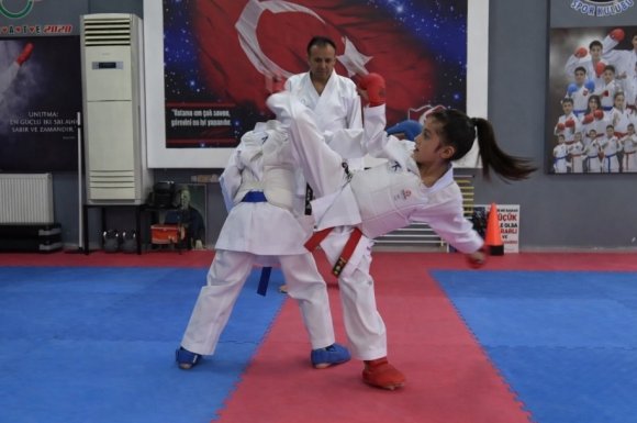5 YAŞINDA BAŞLADIĞI KARATE SPORUNDA 7 YAŞINDA TÜRKİYE ŞAMPİYONU OLDU