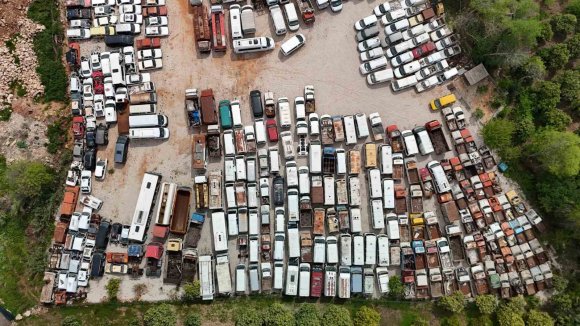 YEDİEMİN OTOPARKLARI ARAÇ MEZARLIĞINA DÖNDÜ, MİLYONLUK ARAÇLARLA HURDAYA DÖNENLER AYNI ALANDA SAHİPLERİNİ BEKLİYOR