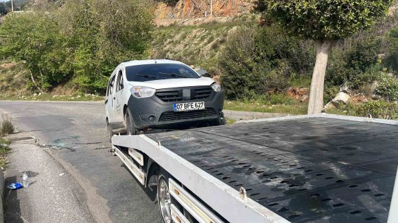 ALANYA’DA REFÜJE ÇARPAN HAFİF TİCARİ ARAÇ DEVRİLDİ: 1 YARALI