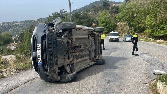 ALANYA’DA REFÜJE ÇARPAN HAFİF TİCARİ ARAÇ DEVRİLDİ: 1 YARALI