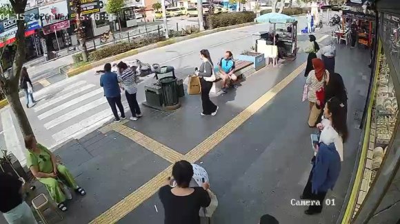 YAYALARA ÇARPAN MOTOSİKLET SÜRÜCÜSÜ YARALILAR YERDE YATARKEN OLAY YERİNDEN KAÇTI