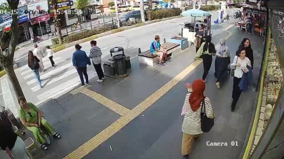 YAYALARA ÇARPAN MOTOSİKLET SÜRÜCÜSÜ YARALILAR YERDE YATARKEN OLAY YERİNDEN KAÇTI