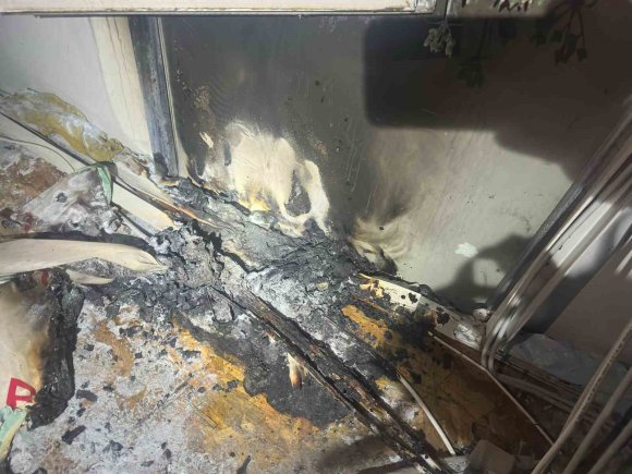 İSKENDERUN’DA KONTEYNER YANGININDA 2 KİŞİ DUMANDAN ETKİLENDİ