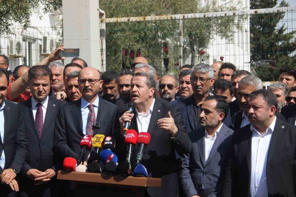 EĞİTİM-BİR-SEN GENEL BAŞKANI ALİ YALÇIN’DAN SALDIRININ YAŞANDIĞI OKULUN ÖNÜNDE AÇIKLAMA