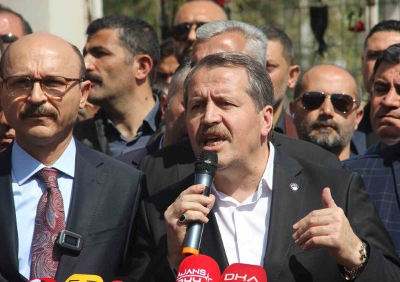 EĞİTİM-BİR-SEN GENEL BAŞKANI ALİ YALÇIN’DAN SALDIRININ YAŞANDIĞI OKULUN ÖNÜNDE AÇIKLAMA