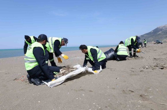 HATAY BÜYÜKŞEHİR BELEDİYESİ, SAHİLLERDE TEMİZLİK ÇALIŞMASINI YIL BOYU SÜRDÜRÜYOR