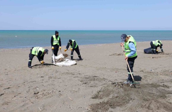 HATAY BÜYÜKŞEHİR BELEDİYESİ, SAHİLLERDE TEMİZLİK ÇALIŞMASINI YIL BOYU SÜRDÜRÜYOR