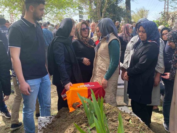 SİLAHLI SALDIRIDA HAYATINI KAYBEDEN ADNAN’IN MEZAR TAŞINA ÇOK SEVDİĞİ GALATASARAY’IN FORMASI BIRAKILDI