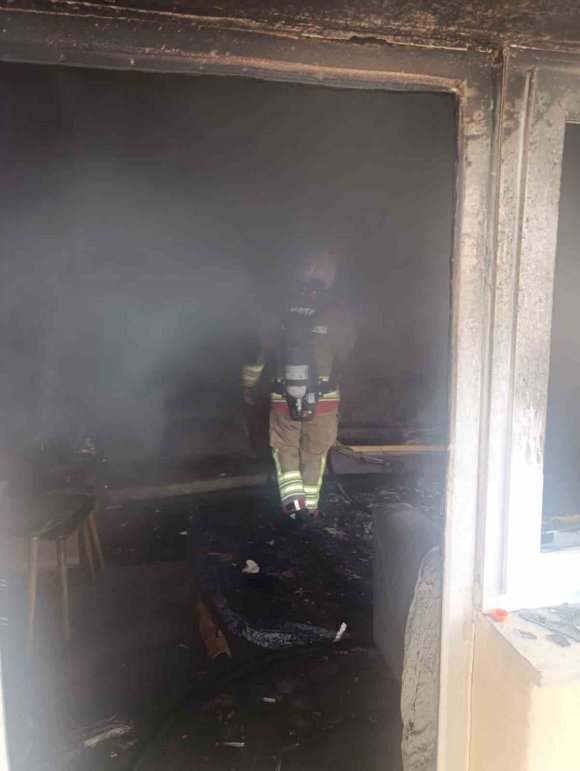 REYHANLI’DA YANAN EV KULLANILMAZ HALE GELDİ