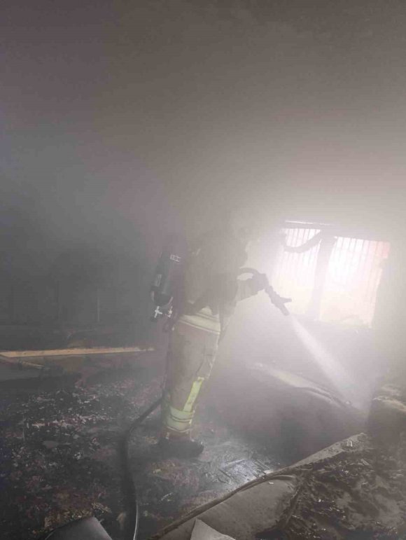 REYHANLI’DA YANAN EV KULLANILMAZ HALE GELDİ