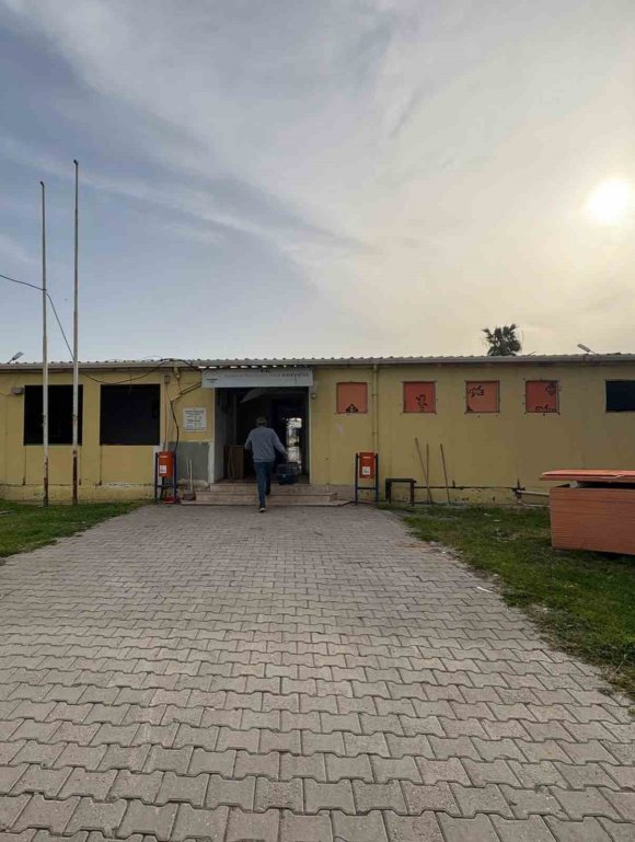 İSKENDERUN’DA RÖGAR BORUSUNA DÜŞEN YAVRU KEDİLER KURTARILDI