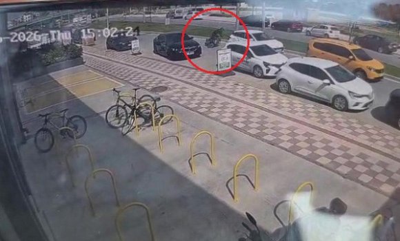 ÖNÜNDE YAVAŞLAYAN ARAÇLARA ÇARPMAMAK İÇİN KAZA YAPTI