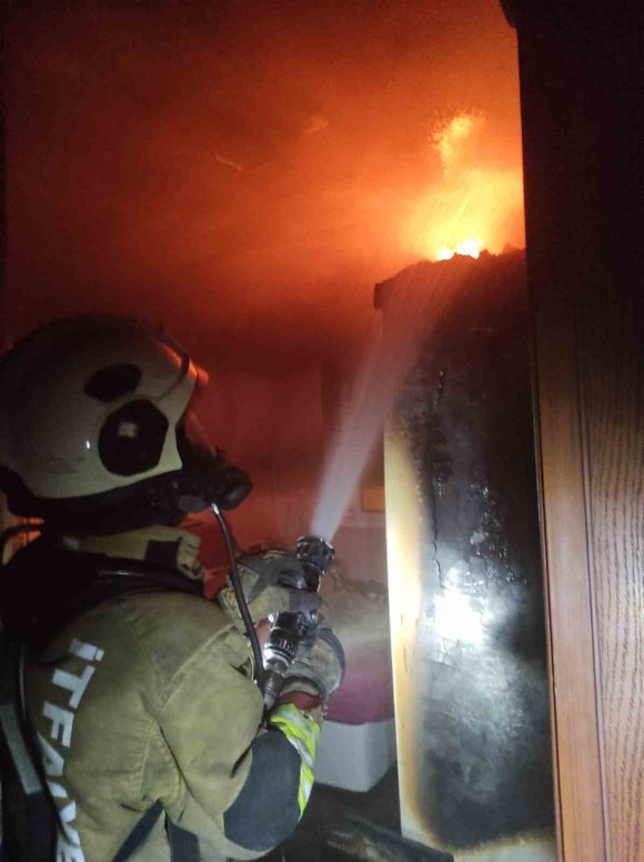 ARSUZ’DA EV ALEVLERE TESLİM OLDU