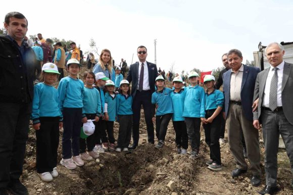 AKDAM’DA 1000 FİDAN TOPRAKLA BULUŞTU