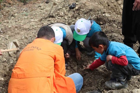 AKDAM’DA 1000 FİDAN TOPRAKLA BULUŞTU