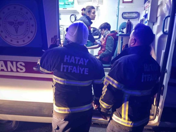 AĞACA ÇARPAN OTOMOBİL HURDAYA DÖNDÜ: 3 YARALI