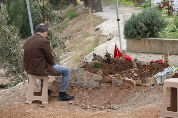 SALDIRIDA ÖLEN 4 ÖĞRENCİNİN MEZARINDA HÜZÜN VE GÖZYAŞI HAKİM