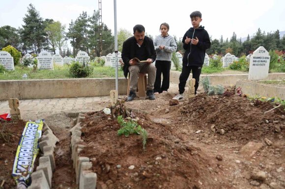 SALDIRIDA ÖLEN 4 ÖĞRENCİNİN MEZARINDA HÜZÜN VE GÖZYAŞI HAKİM
