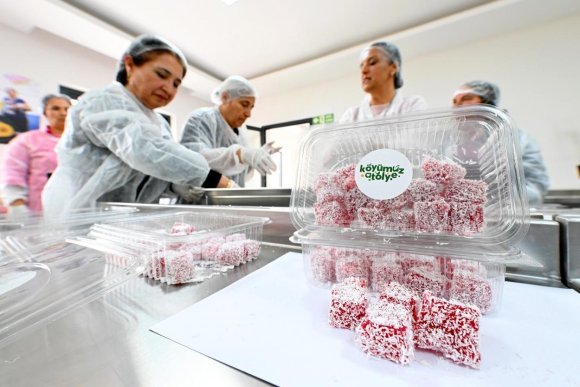 MERSİN’DE KAN PORTAKALLI LOKUM ÜRETİLDİ