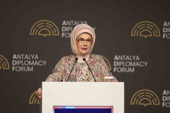 EMİNE ERDOĞAN, "FİLİSTİN İÇİN TEK YÜREK" TEMALI PROGRAMA KATILDI