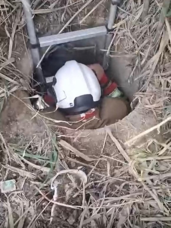 ANTAKYA’DA KUYUYA DÜŞEN KÖPEĞİ İTFAİYE KURTARDI