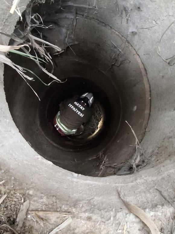 ANTAKYA’DA KUYUYA DÜŞEN KÖPEĞİ İTFAİYE KURTARDI