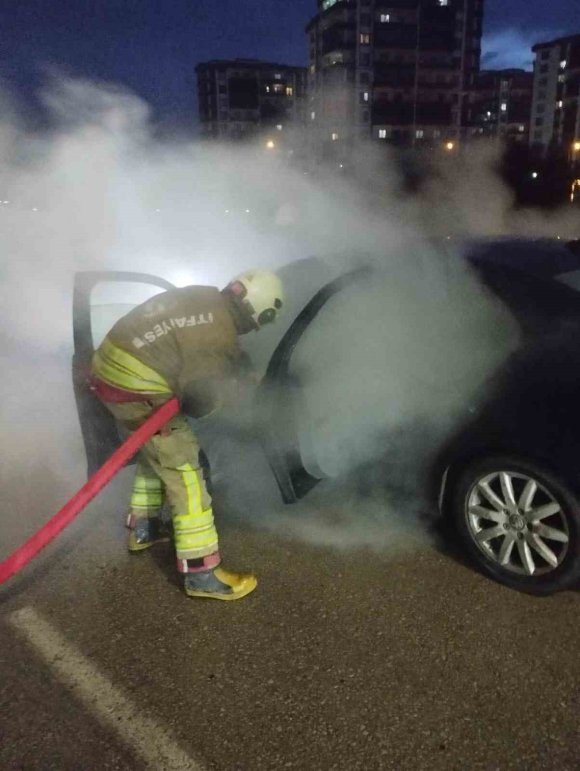 ARSUZ’DA OTOMOBİL YANGINI