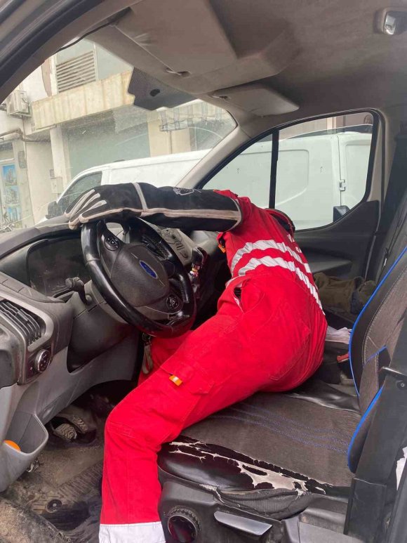 DÖRTYOL’DA YARALI ATMACA ARACA SIĞINDI