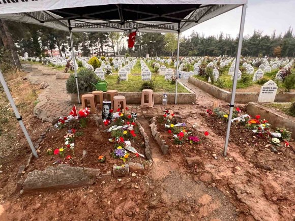 SALDIRIDA HAYATINI KAYBEDEN ÖĞRENCİLERİN MEZARLARINA BIRAKILAN NOTLAR DUYGULANDIRIYOR