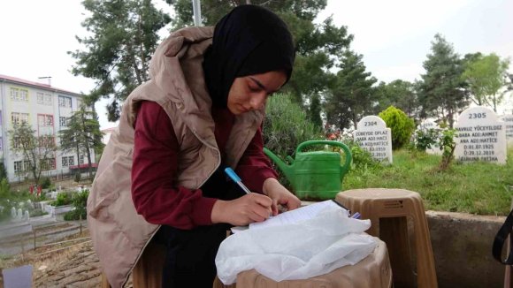 SALDIRIDA HAYATINI KAYBEDEN ÖĞRENCİLERİN MEZARLARINA BIRAKILAN NOTLAR DUYGULANDIRIYOR