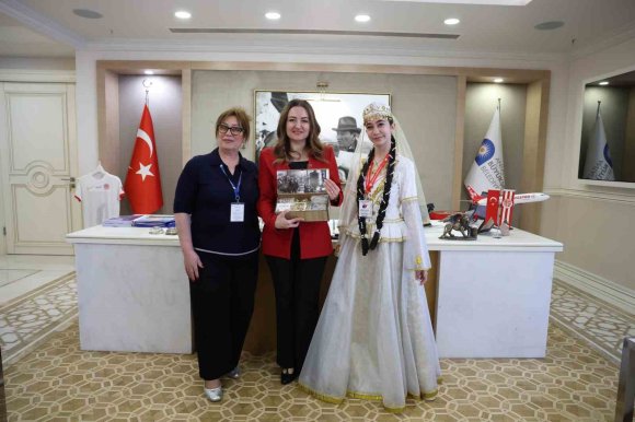 BAŞKAN VEKİLİ BÜŞRA ÖZDEMİR DÜNYA ÇOCUKLARINI AĞIRLADI