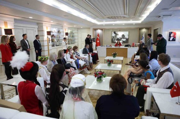 BAŞKAN VEKİLİ BÜŞRA ÖZDEMİR DÜNYA ÇOCUKLARINI AĞIRLADI